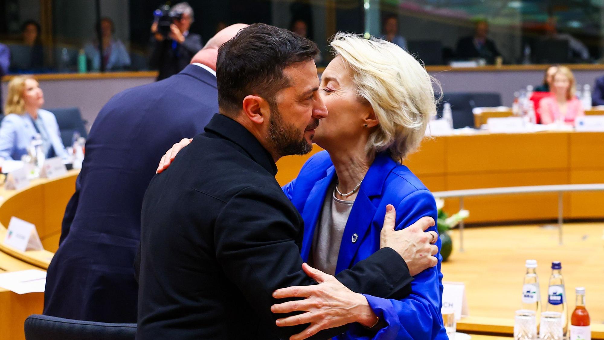 dpatopbilder - 23.10.2025, Belgien, Brüssel: Ursula von der Leyen (r), Präsidentin der Europäischen Kommission, begrüßt den ukrainischen Präsidenten Wolodymyr Selenskyj bei einem Treffen am runden Tisch auf dem EU-Gipfel. Foto: Yves Herman/Pool Reuters via AP/dpa +++ dpa-Bildfunk +++