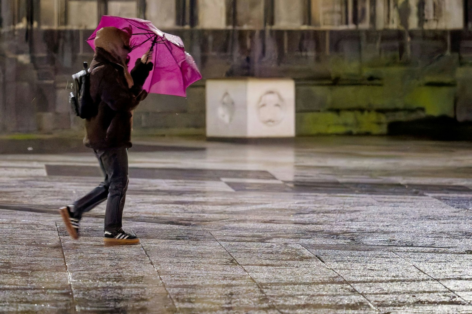 Der Deutsche Wetterdienst sagt für heute Sturm und Regen voraus.