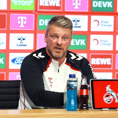 Lukas Kwasniok spricht auf der Pressekonferenz des 1. FC Köln vor dem Spiel gegen Borussia Dortmund über seine Mannschaft.