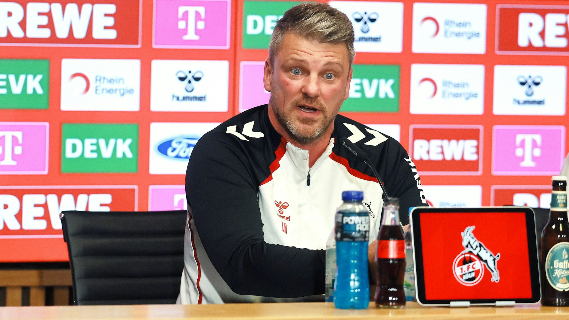 Lukas Kwasniok spricht auf der Pressekonferenz des 1. FC Köln vor dem Spiel gegen Borussia Dortmund über seine Mannschaft.