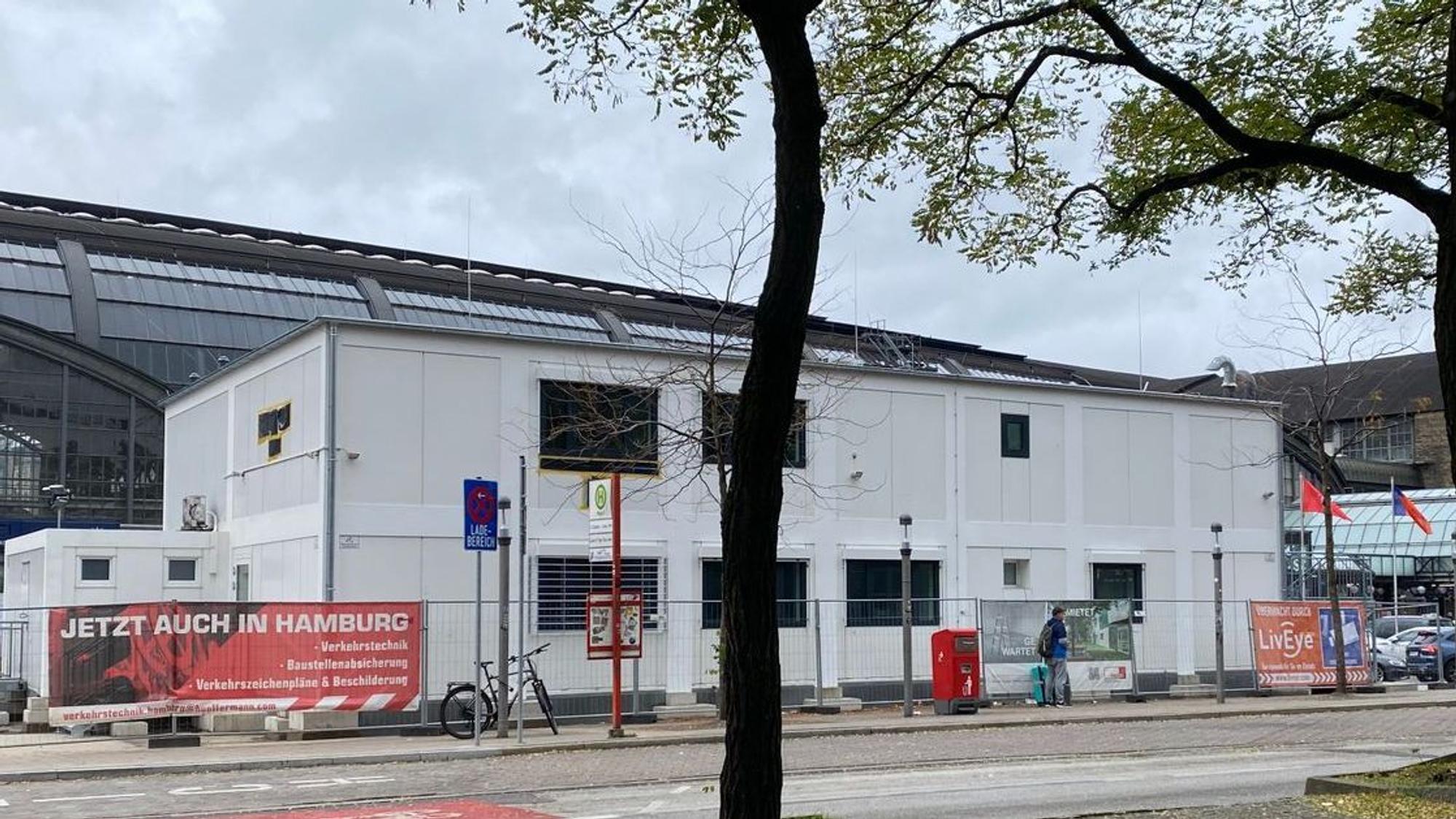 Das Bild zeigt die Container der ehemaligen Bundespolizeiwache auf dem Breslauer Platz. Foto: Stefan Ohmes
