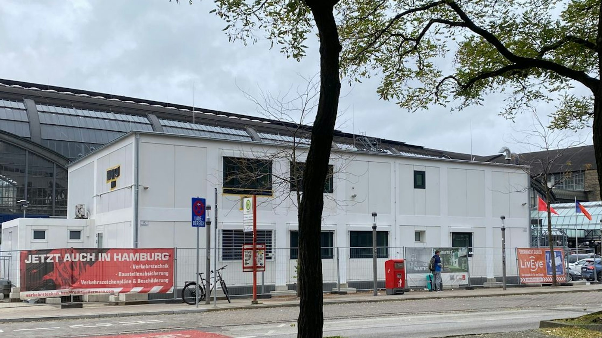Das Bild zeigt die Container der ehemaligen Bundespolizeiwache auf dem Breslauer Platz. Foto: Stefan Ohmes