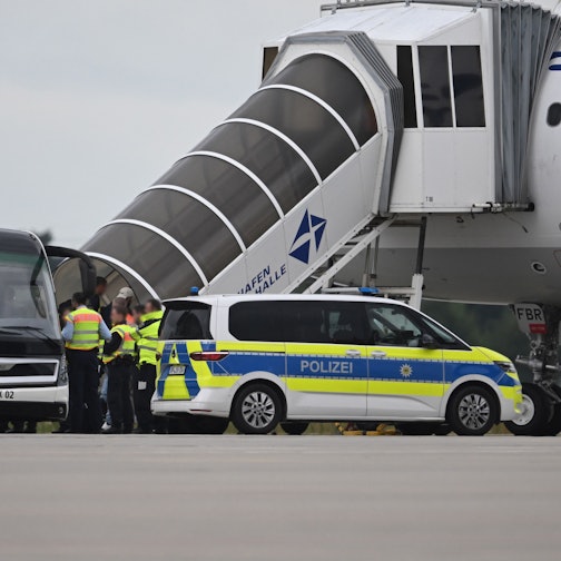 Ein Abschiebeflug vom Flughafen Leipzig/Halle, vor dem Flieger stehen Polizeibeamte.