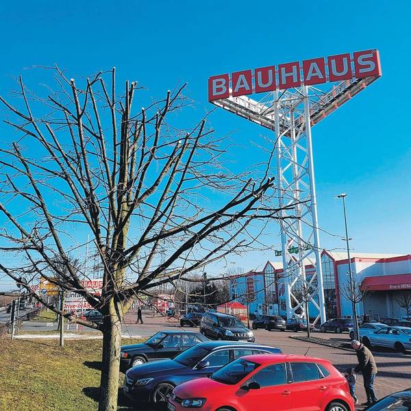 Das Bild zeigt den Parkplatz von Bauhaus in Hürth.