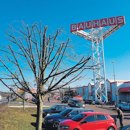 Das Bild zeigt den Parkplatz von Bauhaus in Hürth.