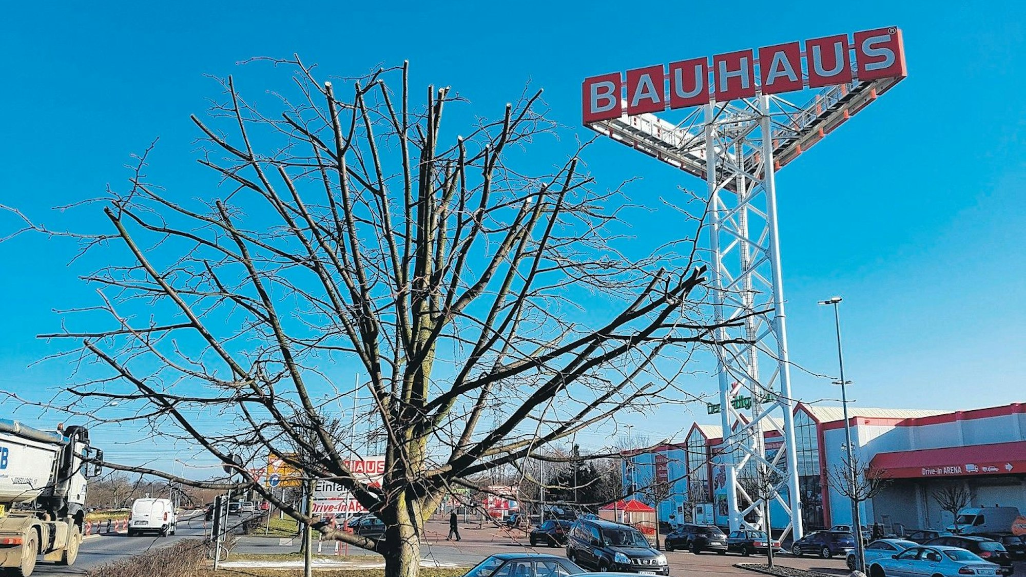 Das Bild zeigt den Parkplatz von Bauhaus in Hürth.
