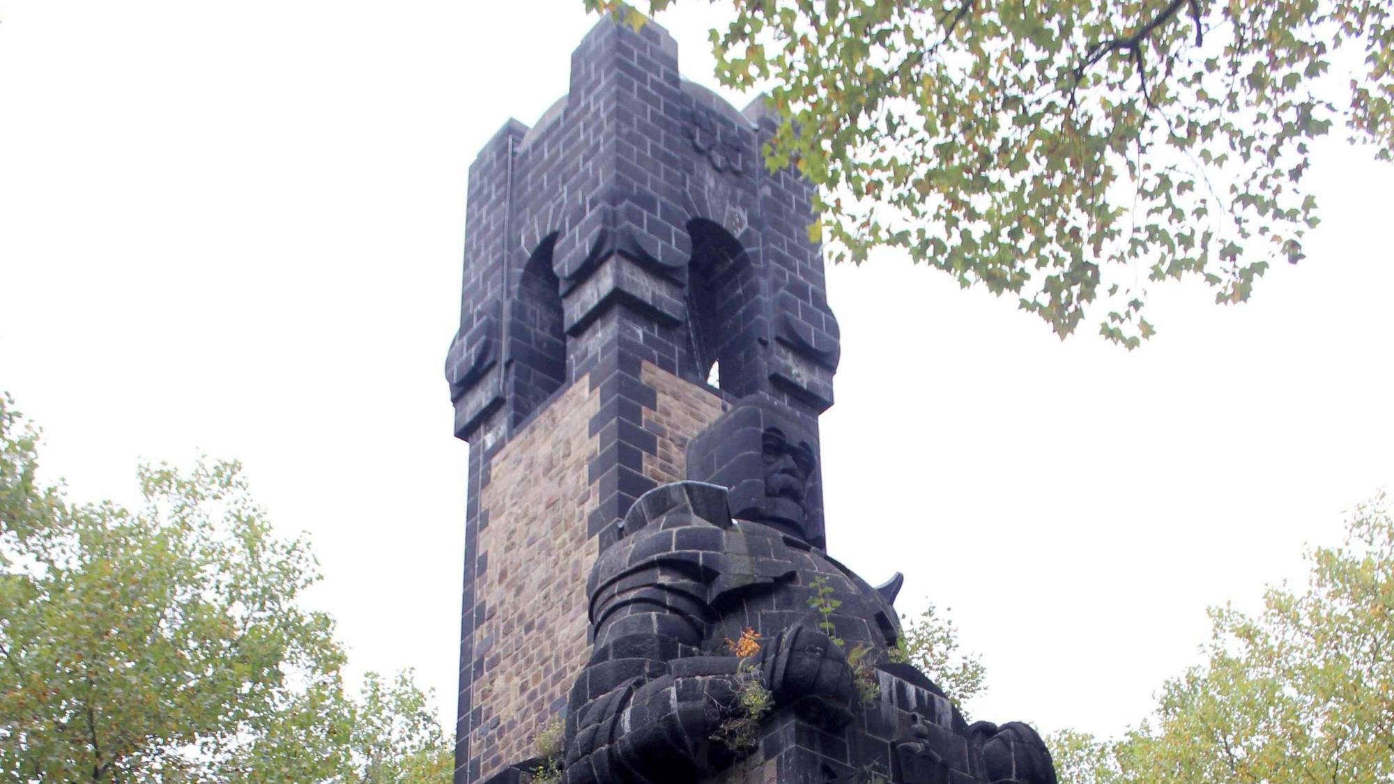 Die Bismarcksäule von 1903 prägt noch immer das Ende des Bayenthalgürtels, in unmittelbarer Nachbarschaft hatte Schokoladenfabrikant Heinrich Stollwerck seine „Bismarckburg“ errichten lassen.