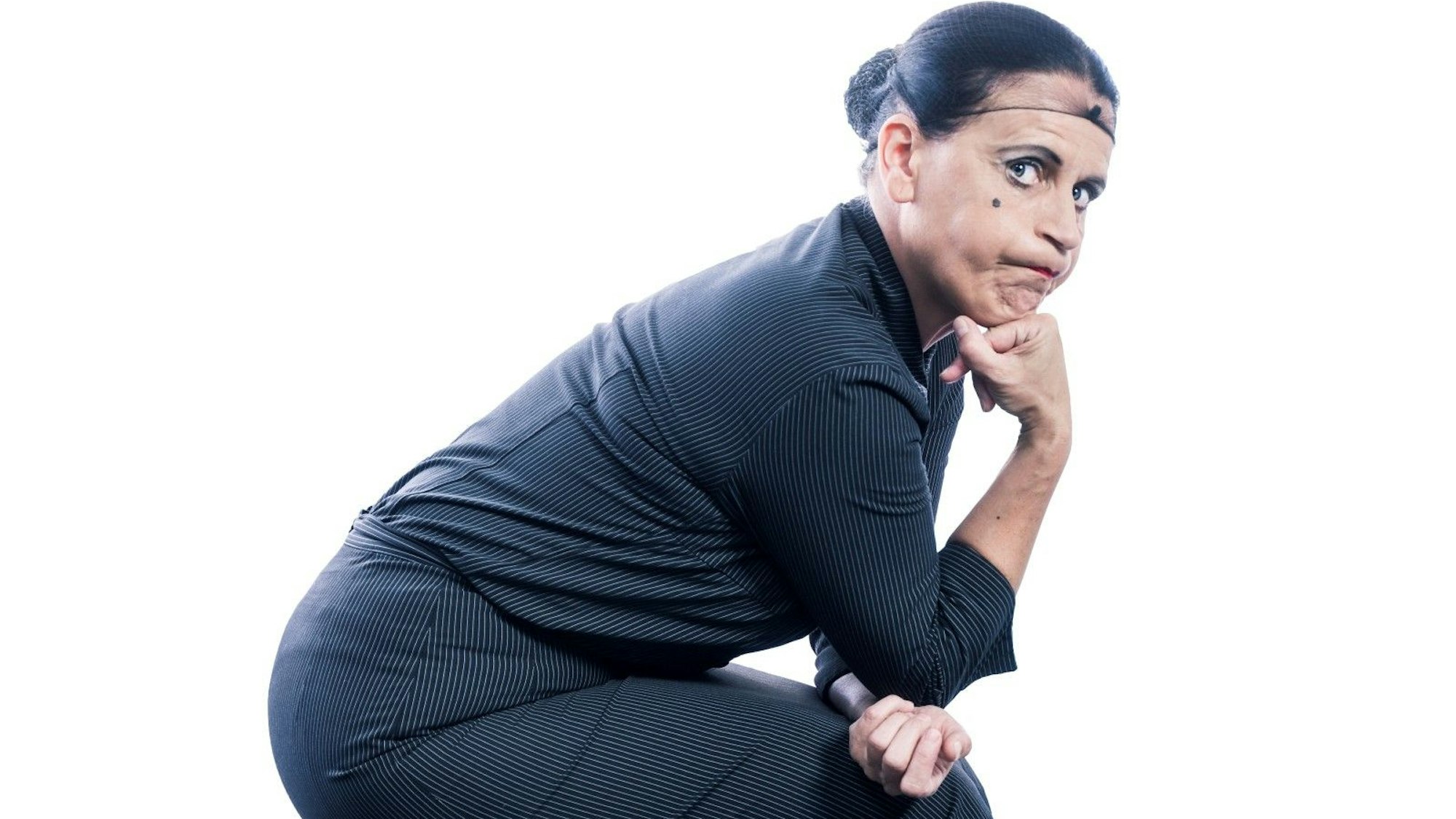 Zu sehen ist eine Kabarettistin