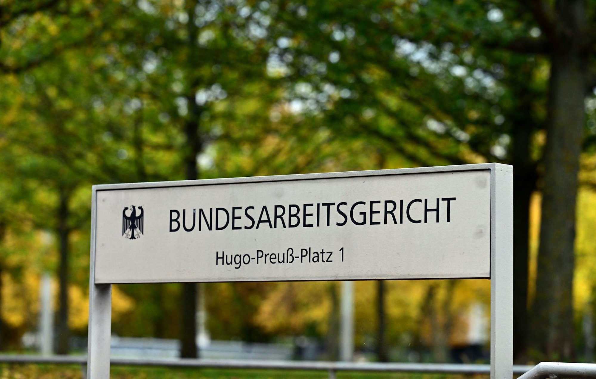 Das Bundesarbeitsgericht stärkt die Rechte von Frauen bei Streit um die gleiche Bezahlung wie Männer (Illustration)