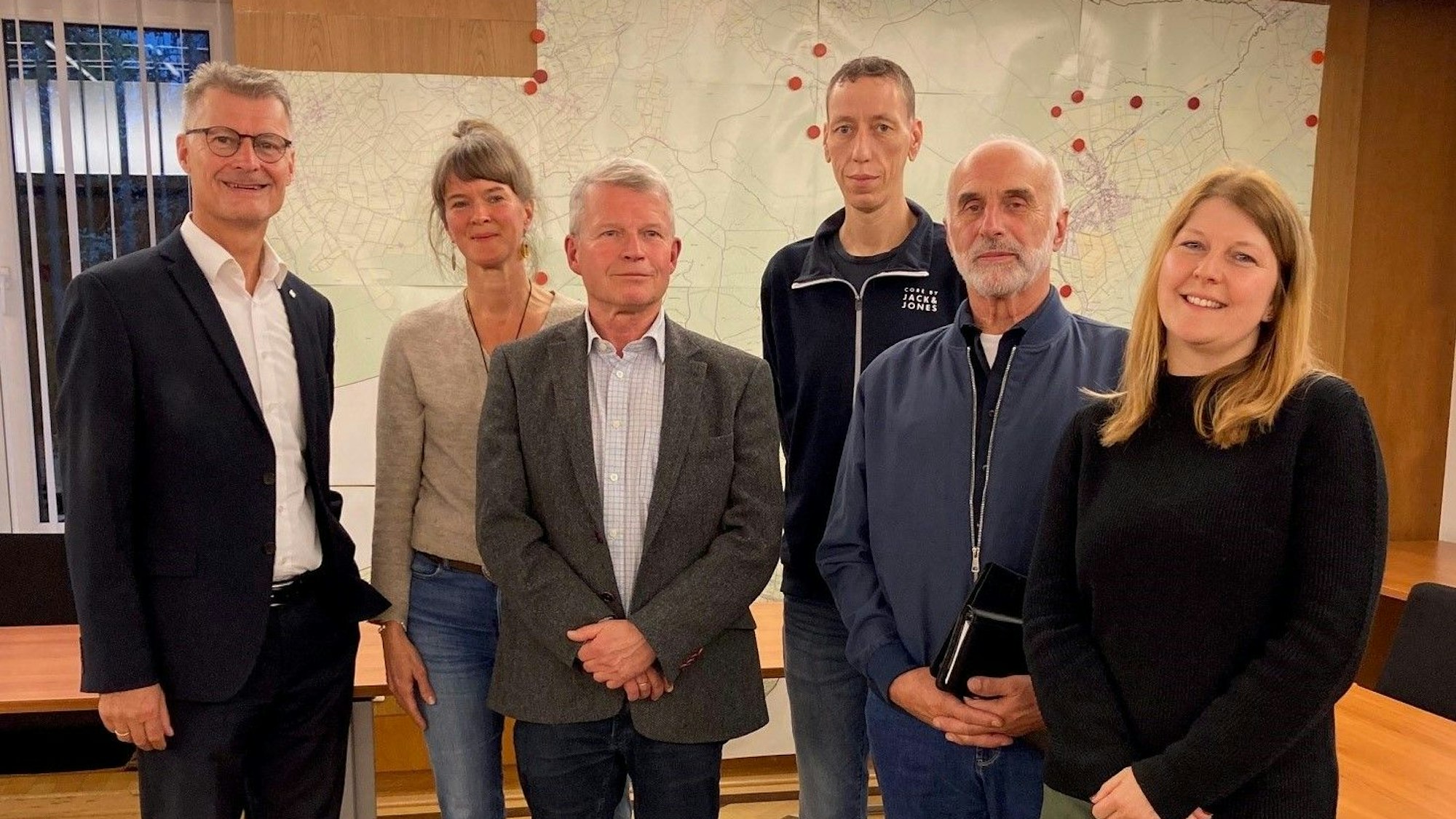 Zwei Frauen und vier Männer stehen im Sitzungssaal des Rathauses in Schmidtheim.