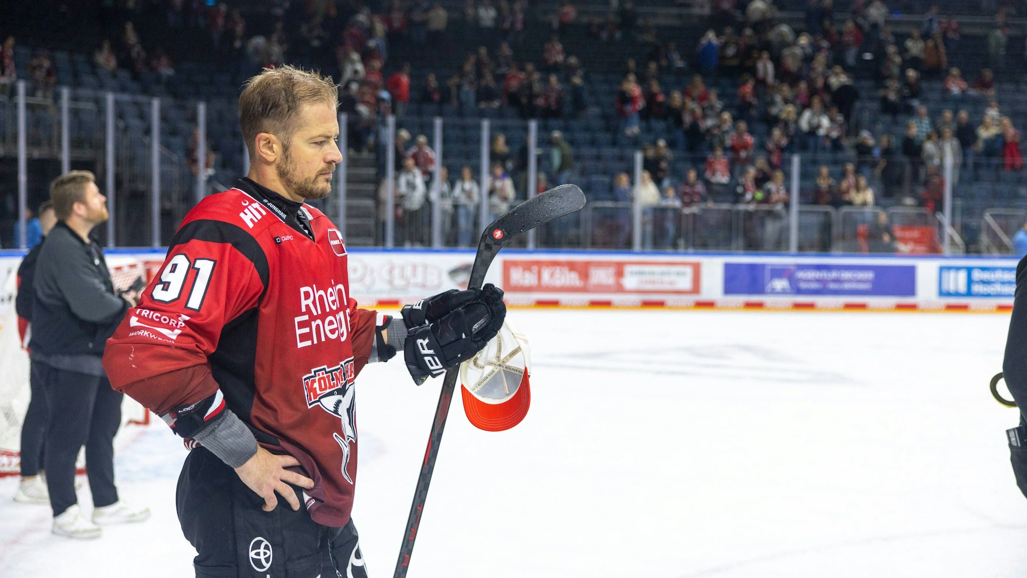 Moritz Mueller Koelner Haie, 91 ist nach der Niederlage gegen die Eisbaeren Berlin enttaeuscht Koelner Haie vs. Eisbaeren Berlin, Eishockey, Penny DEL, Spieltag 2, 2025/2026, 14.09.2025 Koelner Haie KEC vs. Eisbaeren Berlin, Eishockey, Penny DEL, Spieltag 2, 2025/2026, 14.09.2025 Koeln *** Moritz Mueller Koelner Haie, 91 is disappointed after the defeat against Eisbaeren Berlin Koelner Haie vs Eisbaeren Berlin, Ice Hockey, Penny DEL, Matchday 2, 2025 2026, 14 09 2025 Koelner Haie KEC vs Eisbaeren Berlin, Ice Hockey, Penny DEL, Matchday 2, 2025 2026, 14 09 2025 Koeln Copyright: xEibner-Pressefoto/GerhardxWingenderx EP_GWR