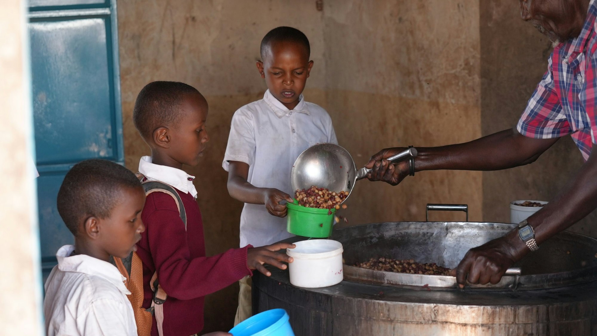 Die Kinder kommen aus armen Familien.
