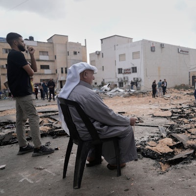 Palästinenser inspizieren eine zerstörte Straße nach einem israelischen Militäreinsatz im Westjordanland.