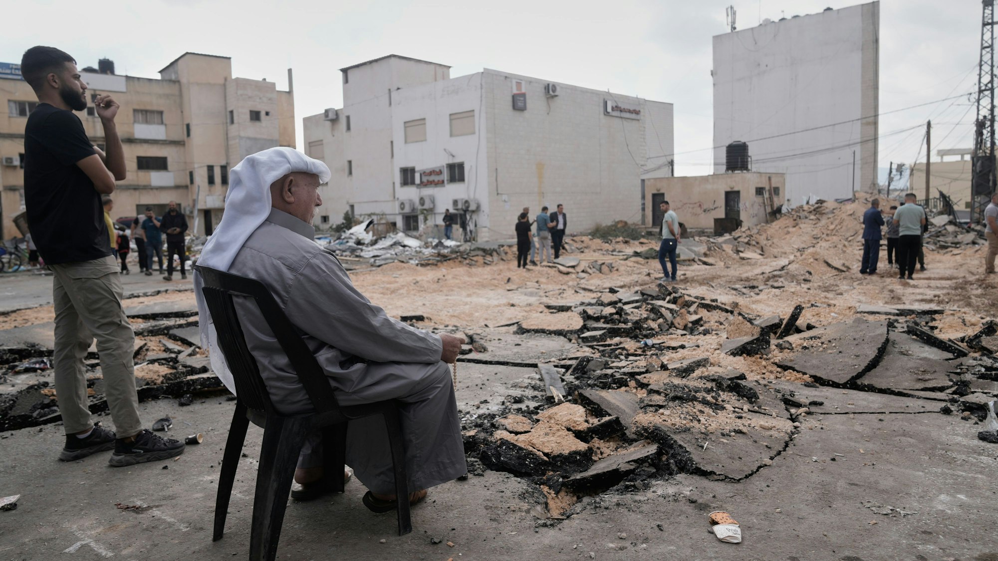 Palästinenser inspizieren eine zerstörte Straße nach einem israelischen Militäreinsatz im Westjordanland.