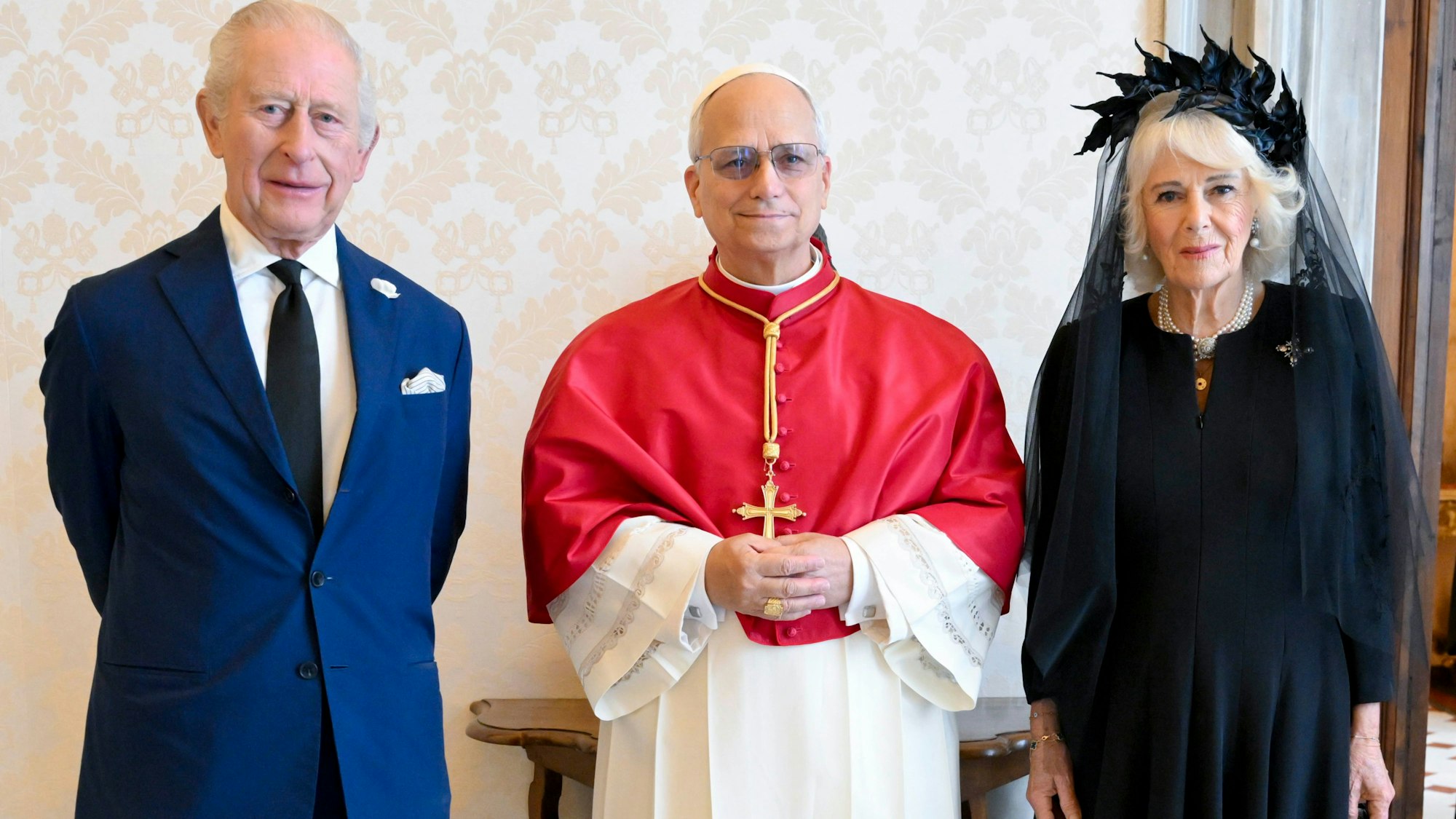 Auf diesem von Vatican Media zur Verfügung gestellten Bild stehen der britische König Charles III. (l) und Königin Camilla (r) mit Papst Leo XIV. bei einem Treffen im Vatikan während eines Staatsbesuchs zusammen.