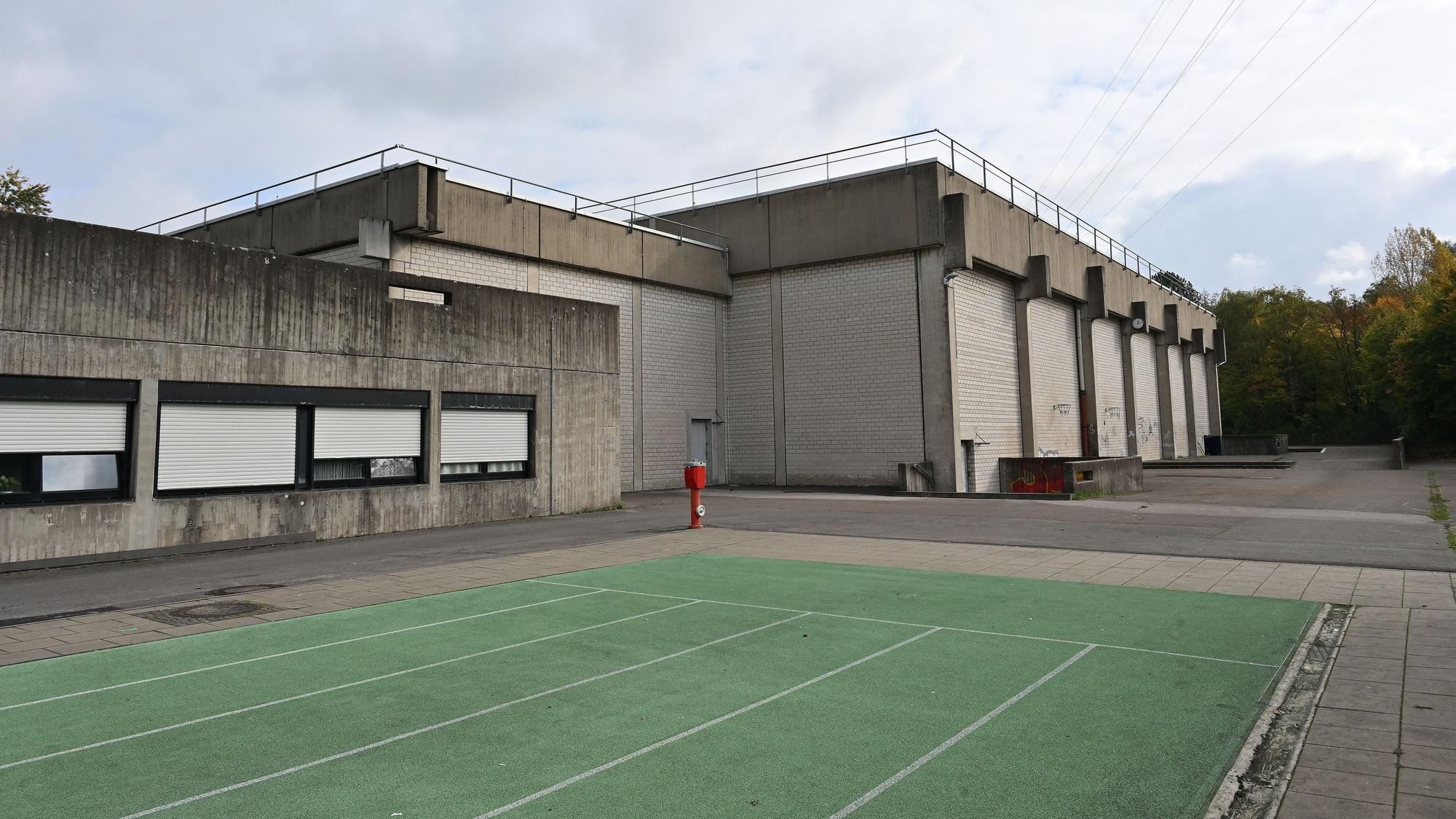 Der Sportkomplex aus Beton ist von außen zu sehen.
