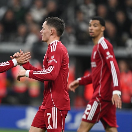 Florian Wirtz und Dominik Szoboszlai feiern einen Treffer für den FC Liverpool.