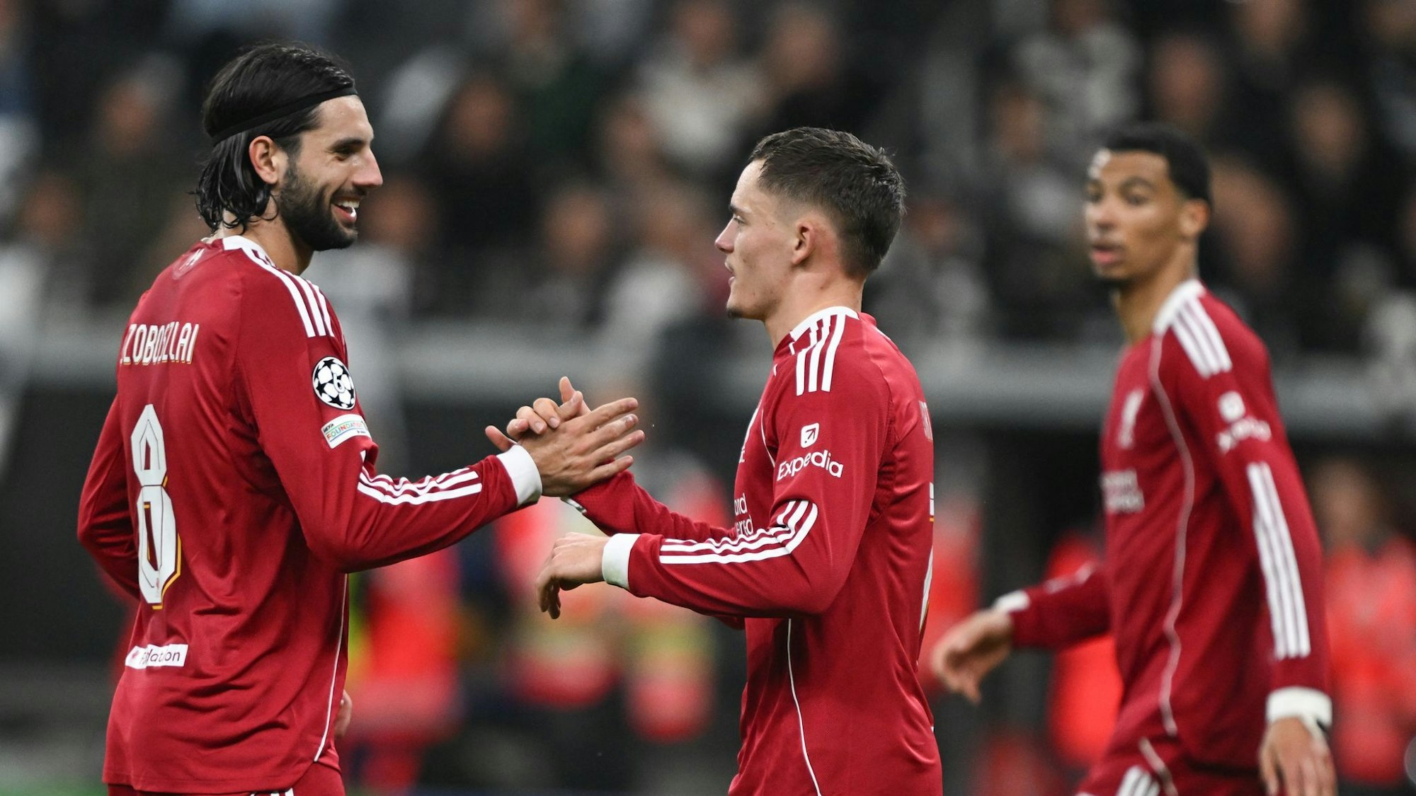 Florian Wirtz und Dominik Szoboszlai feiern einen Treffer für den FC Liverpool.