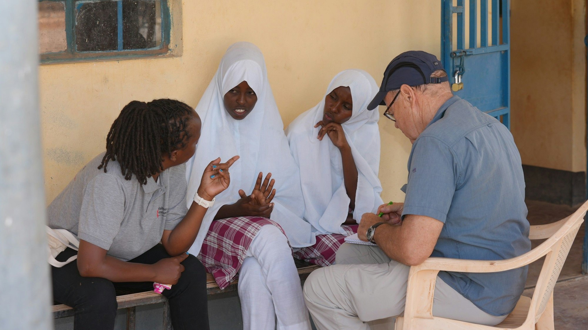 Warum Schule auch eine Rettung für junge Frauen ist, erläutern Forole und Barnesa im Gespräch mit dem Autor.