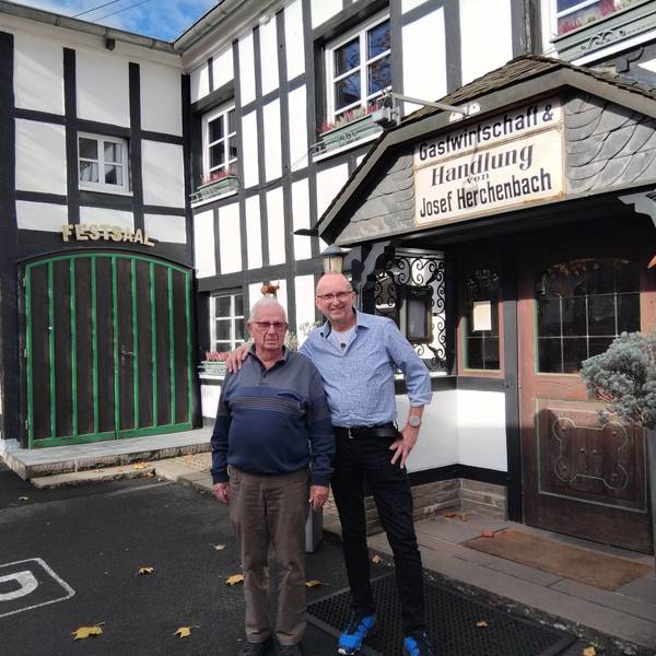 Das Landgasthaus in Eischeid wird in der fünften Generation geführt von Andreas Herchenbach (r.), hier mit seinem Vater Hermann Josef (85).