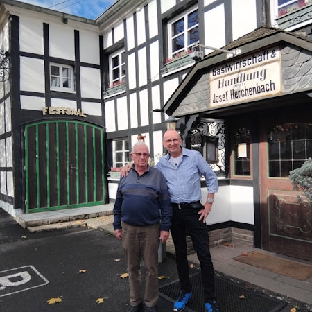 Das Landgasthaus in Eischeid wird in der fünften Generation geführt von Andreas Herchenbach (r.), hier mit seinem Vater Hermann Josef (85).