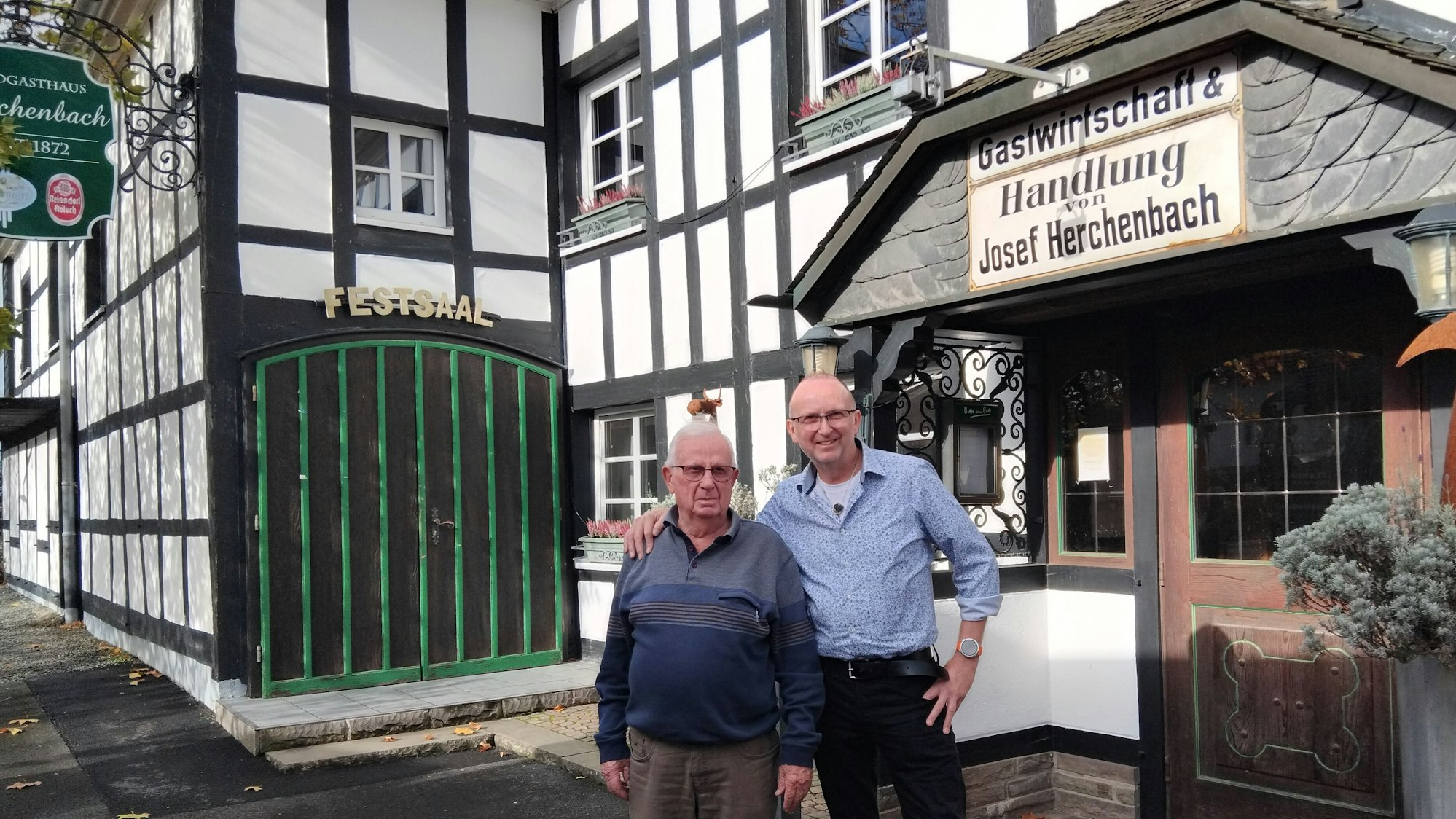 Das Landgasthaus in Eischeid wird in der fünften Generation geführt von Andreas Herchenbach (r.), hier mit seinem Vater Hermann Josef (85).