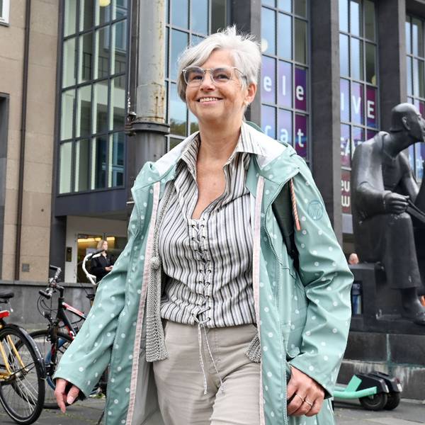 21.10.2025 Köln. Rentnerin Sabine Wötzel studiert an der Universität Köln im Rahmen des Gasthörerstudiums. Warum es im Alter bereichernd ist, nochmal zu studieren. Foto: Alexander Schwaiger