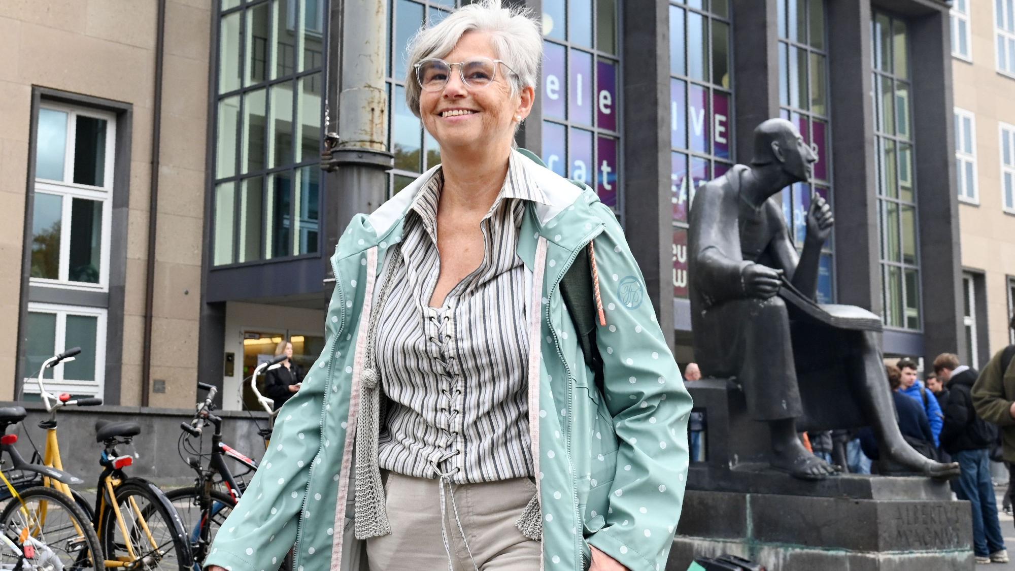 21.10.2025 Köln. Rentnerin Sabine Wötzel studiert an der Universität Köln im Rahmen des Gasthörerstudiums. Warum es im Alter bereichernd ist, nochmal zu studieren. Foto: Alexander Schwaiger