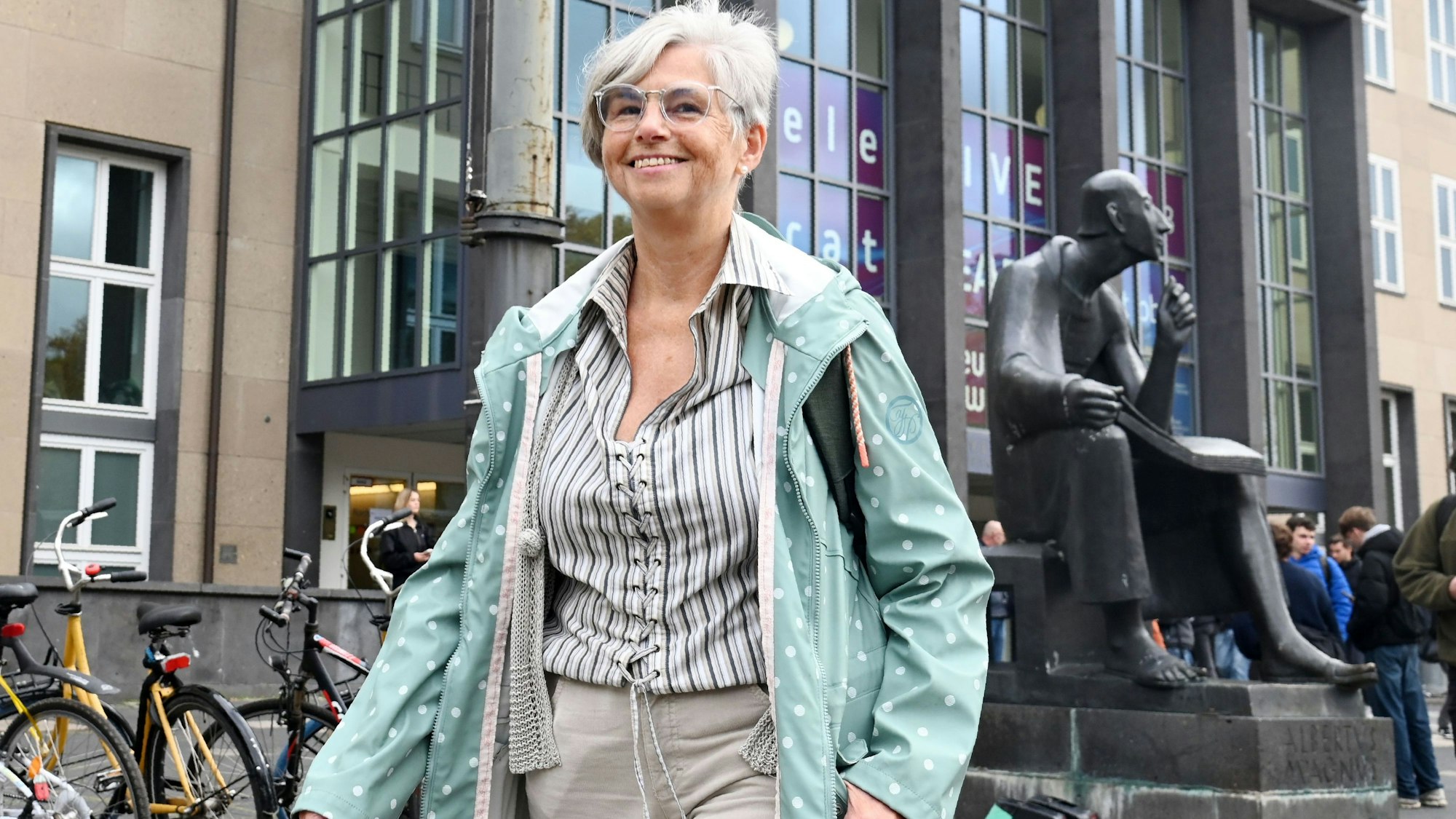 21.10.2025 Köln. Rentnerin Sabine Wötzel studiert an der Universität Köln im Rahmen des Gasthörerstudiums. Warum es im Alter bereichernd ist, nochmal zu studieren. Foto: Alexander Schwaiger