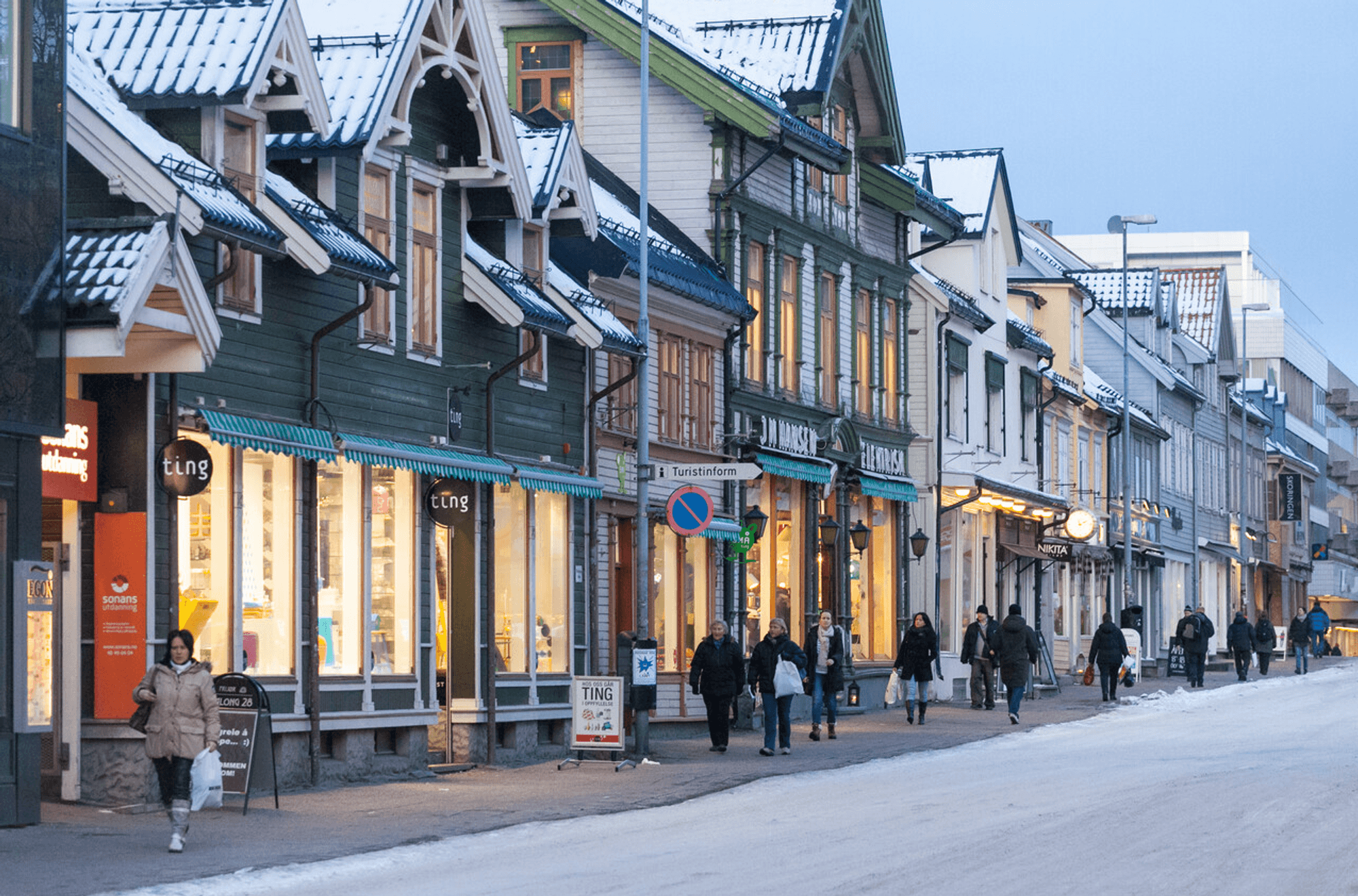 Das Bild zeigt eine Einkaufsstraße der norwegischen Stadt Tromsø im Winter.