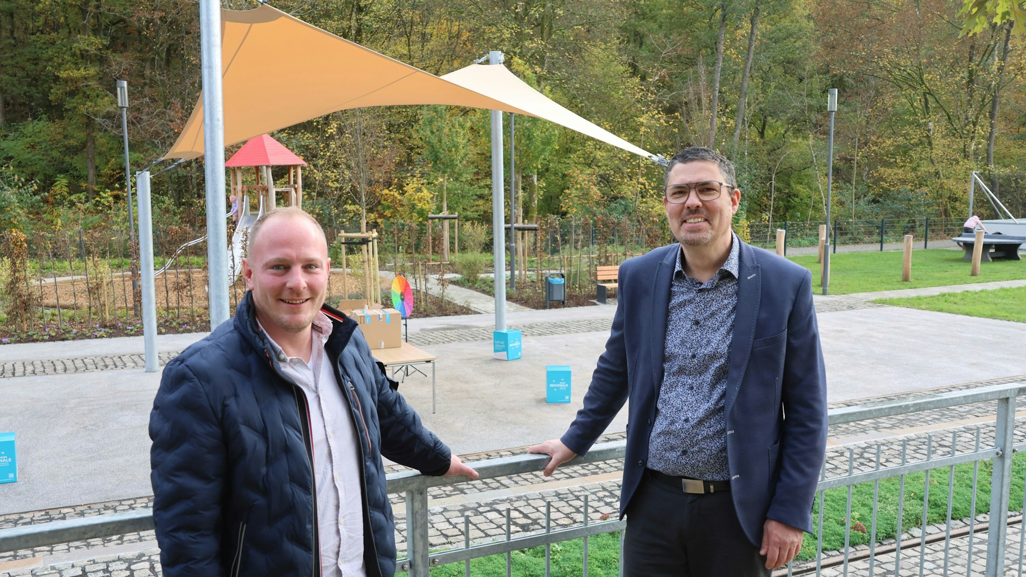 Die neuen Anlagen machen Freude, auch Florian Stausberg (links) aus der Bauverwaltung der Gemeinde Morsbach und seinem Chef, Bürgermeister Jörg Bukowski.