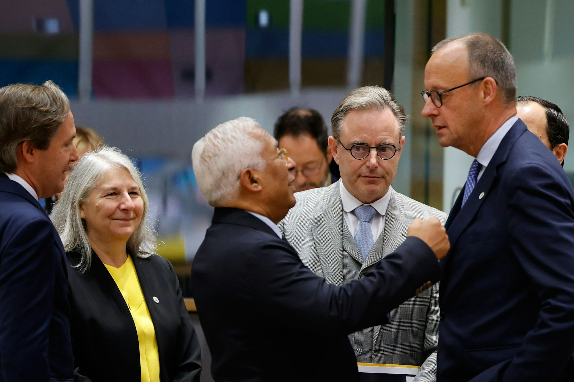 Kanzler Merz hat es beim Gipfel in Brüssel nicht leicht mit seinem Vorstoß für die Nutzung des eingefrorenen russischen Vermögens für die Ukraine.