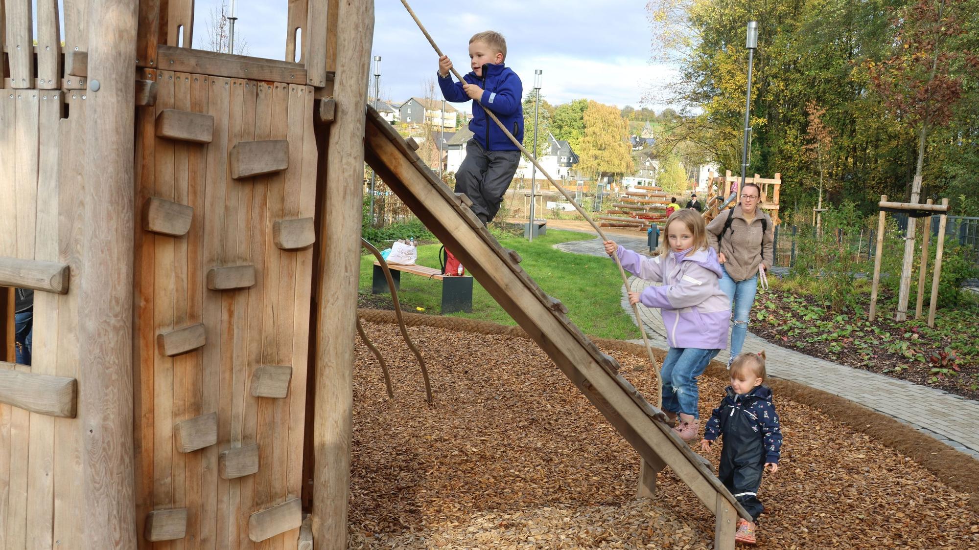 Auf dem neuen Freizeitgelände am Kulturbahnhof der Gemeinde ist auch ein Spielplatz entstanden. Der wird bereits rege genutzt von Kindern und Jugendlichen aus der Nachbarschaft. Das Foto zeigt Kinder beim Klettern.
