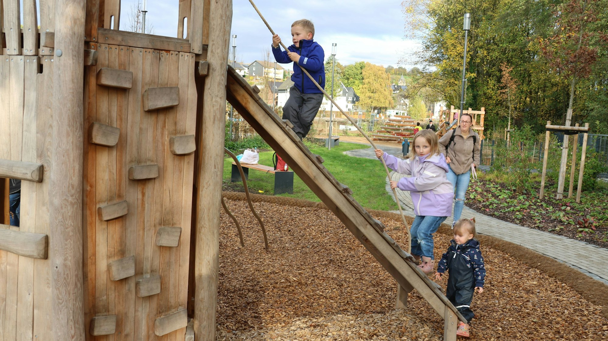 Auf dem neuen Freizeitgelände am Kulturbahnhof der Gemeinde ist auch ein Spielplatz entstanden. Der wird bereits rege genutzt von Kindern und Jugendlichen aus der Nachbarschaft. Das Foto zeigt Kinder beim Klettern.