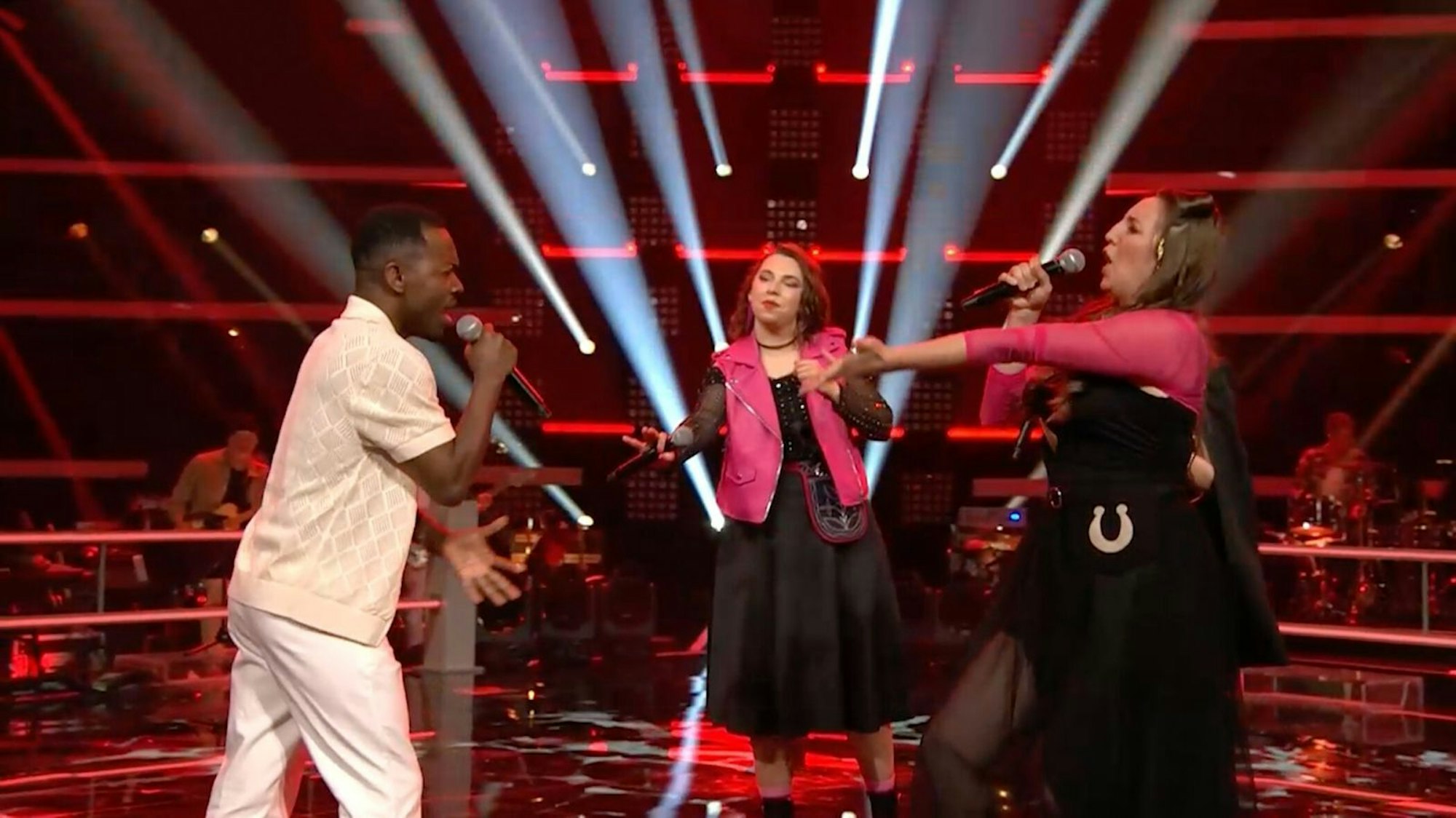 Team Rea überfordert alle Coaches mit einem französisch-ukrainischen Mashup aus zwei ESC-Songs. Am Mikro kämpfen Brunel und die Sängerinnen von Elba Trio gegeneinander.  (Bild: Joyn )