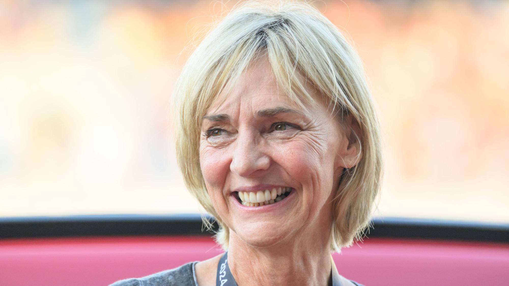 Heike Drechsler beim Leichtathletik-Meeting 2024 im Dresdner Heinz-Steyer-Stadion.