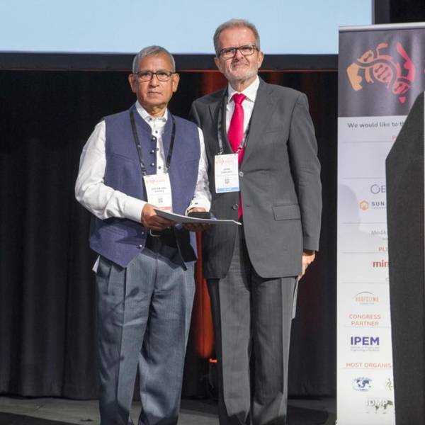 Das Foto zeigt den Wiehler Professor Doktor Golam Abu Zakaria links und den Präsidenten der IOMP, Professor Doktor John Damilakis bei der Preisübergabe.