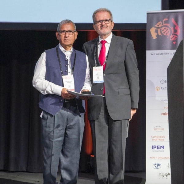 Das Foto zeigt den Wiehler Professor Doktor Golam Abu Zakaria links und den Präsidenten der IOMP, Professor Doktor John Damilakis bei der Preisübergabe.