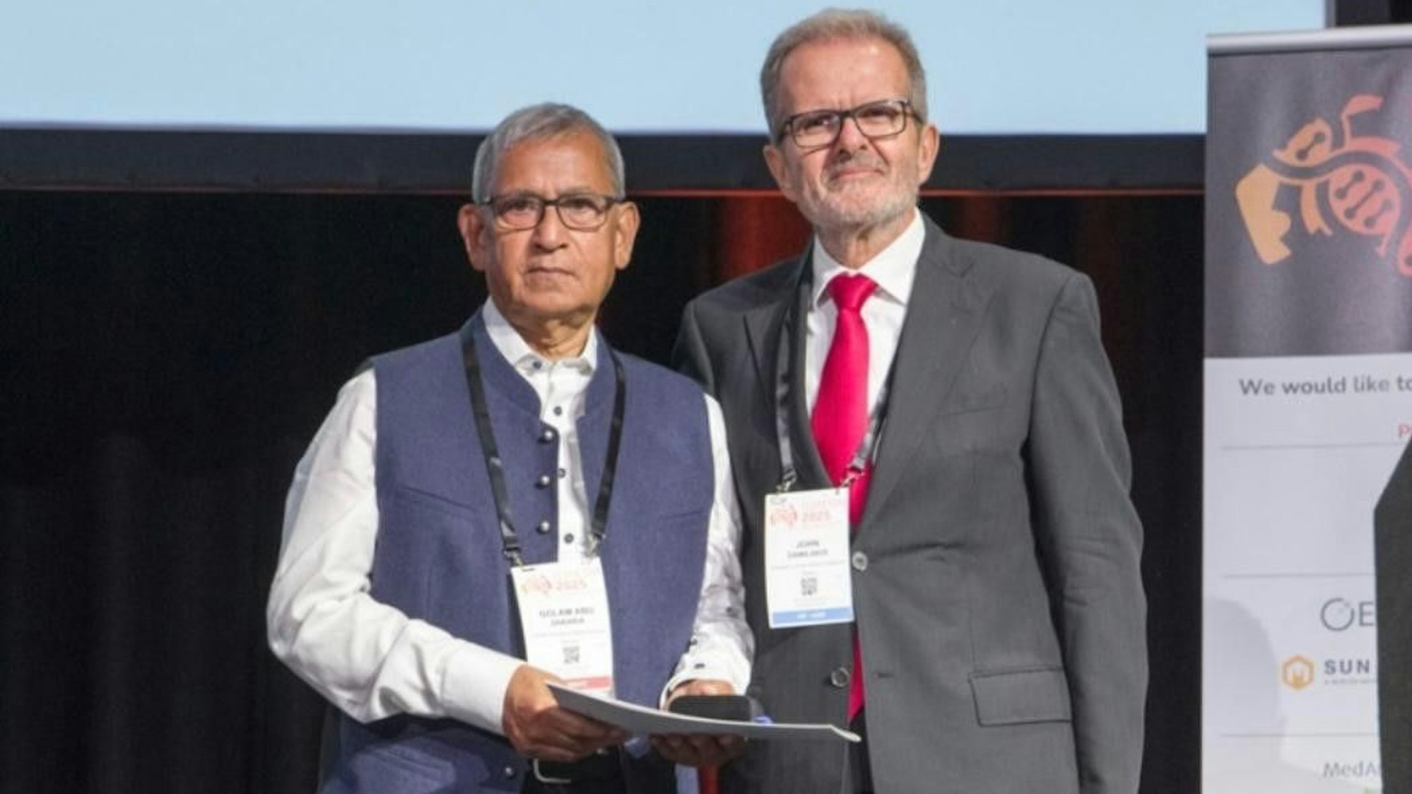 Das Foto zeigt den Wiehler Professor Doktor Golam Abu Zakaria links und den Präsidenten der IOMP, Professor Doktor John Damilakis bei der Preisübergabe.