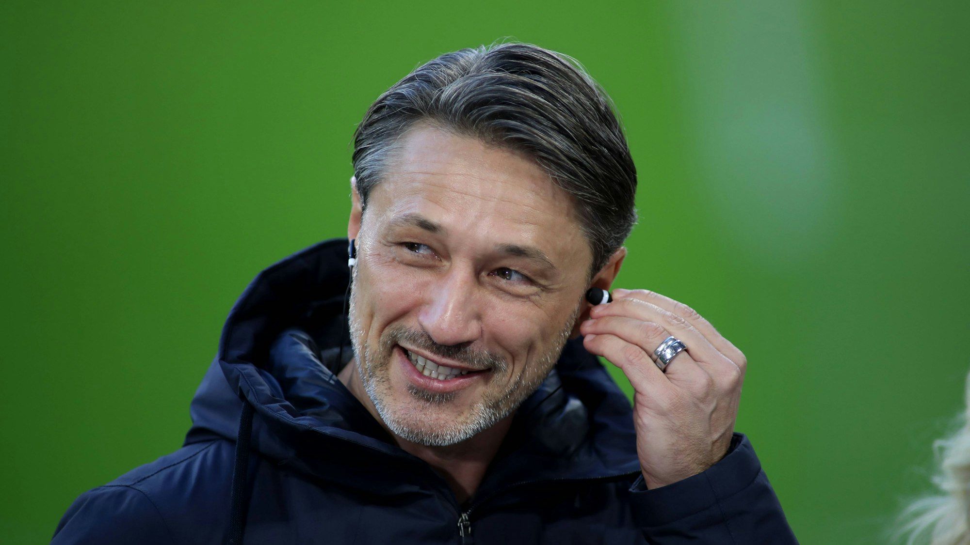 Fussball, Herren, Bundesliga, Saison 2025/2026, FC Bayern München - Borussia Dortmund, Allianz Arena Niko Kovac, Trainer Borussia Dortmund mit der Hand am Ohr, Kopf, Portrait DFB, DFL regulations prohibit any use of photographs as image sequences and/or quasi-video *** Football, Men, Bundesliga, Season 2025 2026, FC Bayern Munich Borussia Dortmund, Allianz Arena Niko Kovac, Coach Borussia Dortmund with his hand on his ear, Head, Portrait DFB, DFL regulations prohibit any use of photographs as image sequences and or quasi video