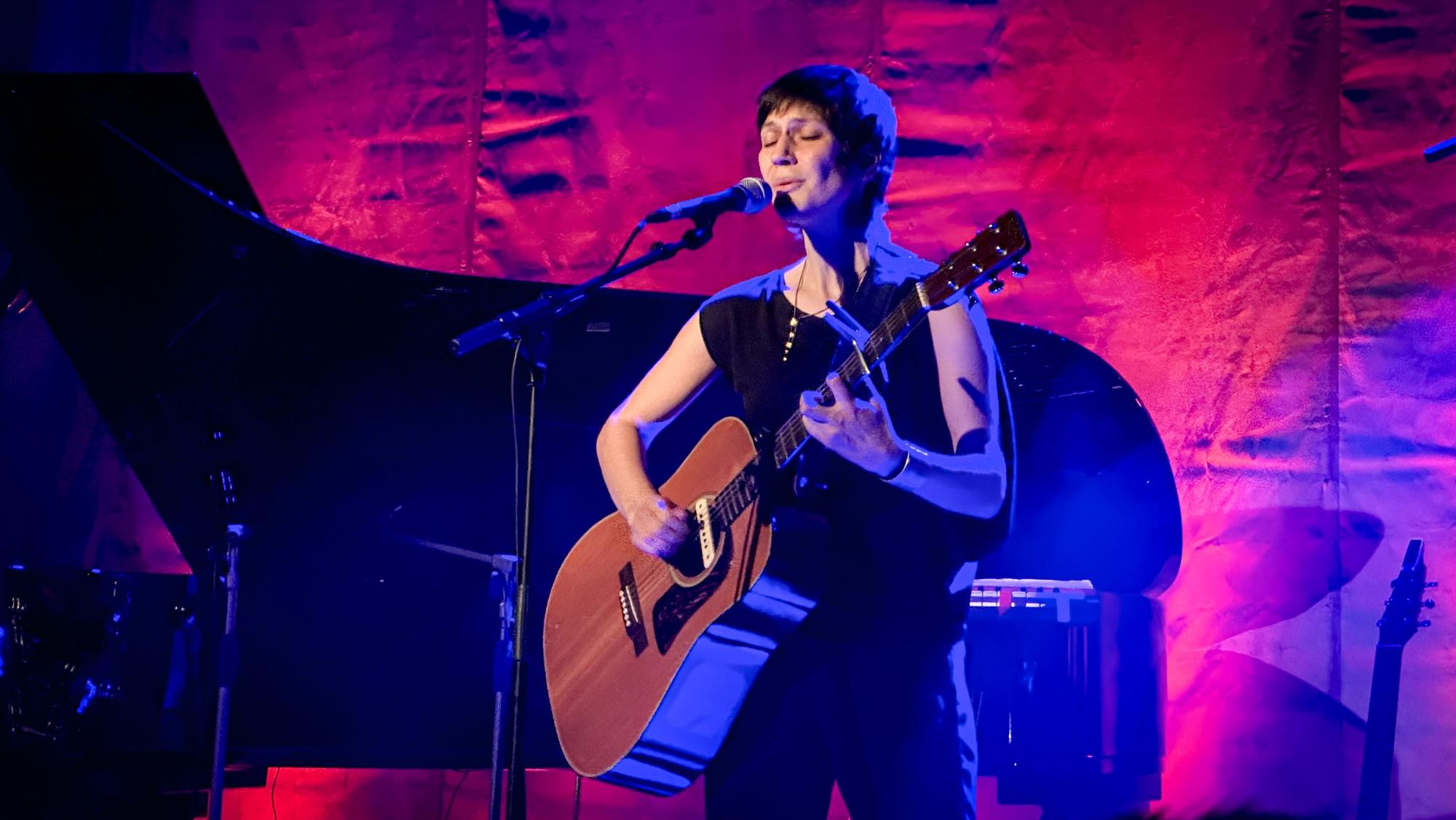 Ein Gespräch mit der eigenen Seele: Alin Coen gastiert mit ihrer „Immer noch da“-Tour im Scala Club Leverkusen.