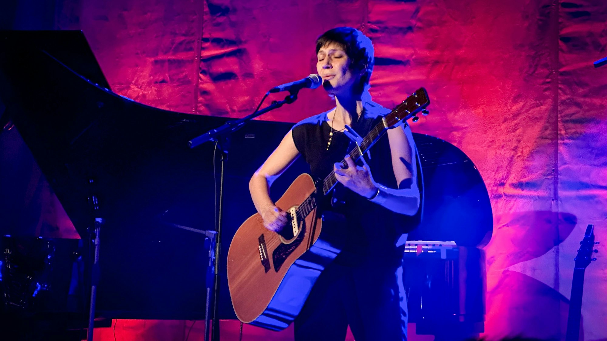 Ein Gespräch mit der eigenen Seele: Alin Coen gastiert mit ihrer „Immer noch da“-Tour im Scala Club Leverkusen.