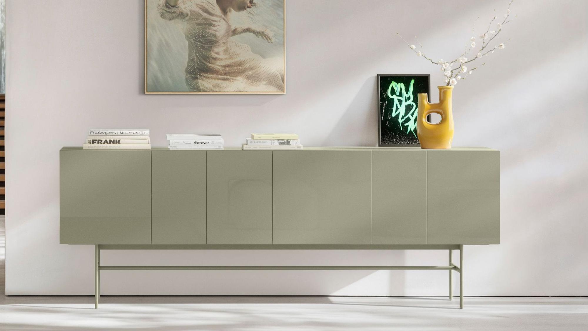 Ein tiefes Sideboard von Kettnaker in Salbei-Grün.