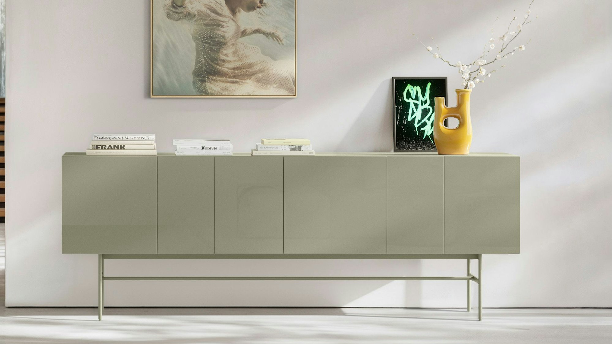 Ein tiefes Sideboard von Kettnaker in Salbei-Grün.