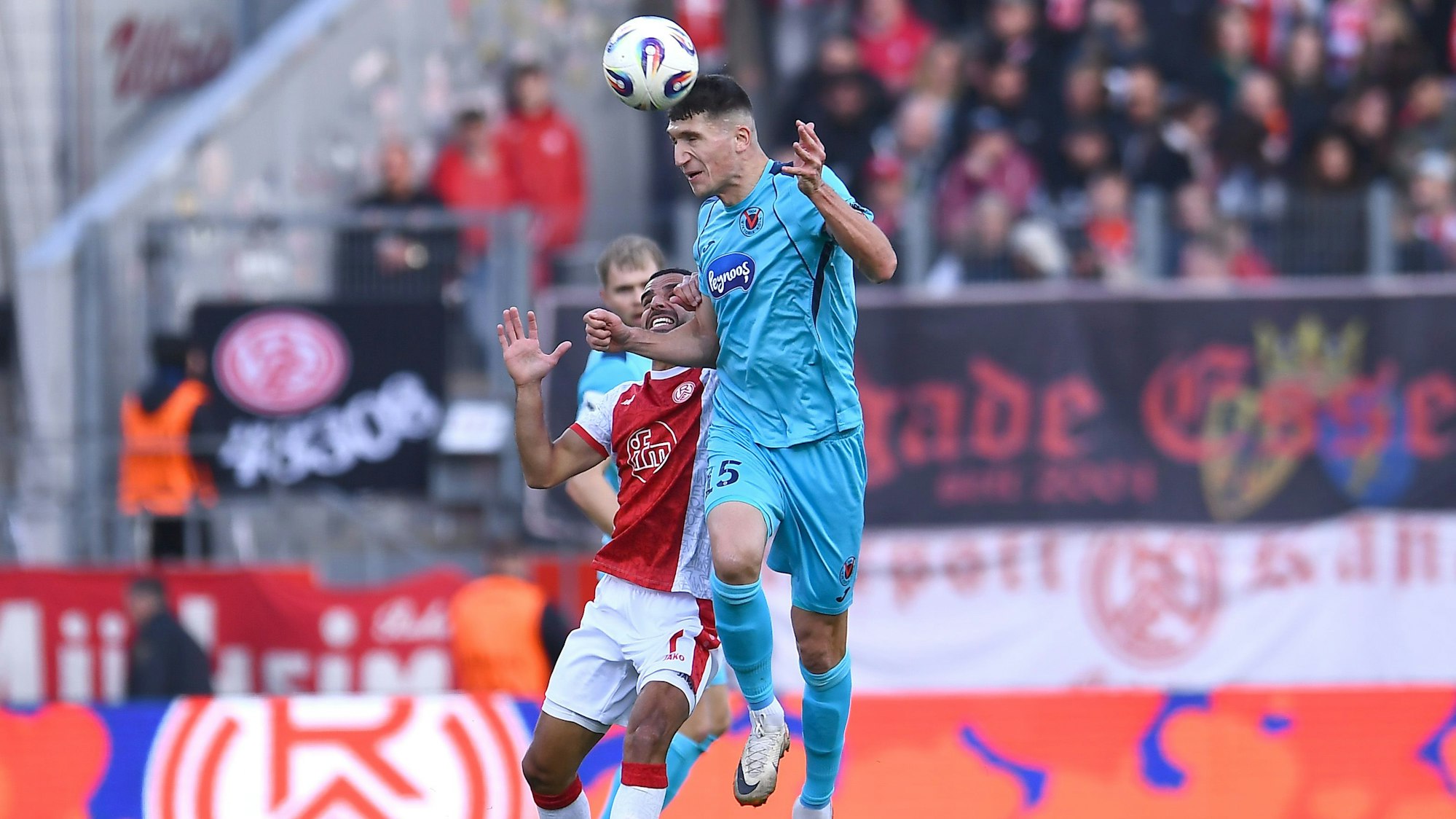 Fußball 3. Liga 11.Spieltag: Rot-Weiss Essen - Viktoria Köln am 18.10.2025 im Stadion an der Hafenstrasse in Essen
Christoph Greger ( Viktoria Köln ), vorne - Ramien Safi ( Rot-Weiss Essen ), hinten
Foto: Thorsten Tillmann / FUNKE Foto Services