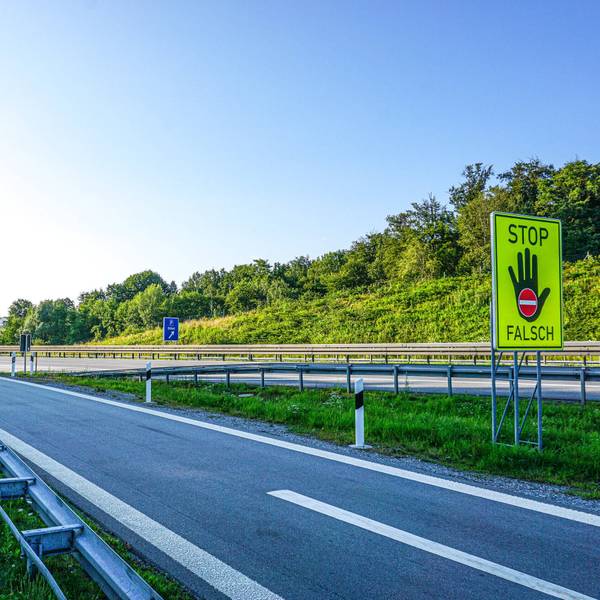 An einer Autobahn stehen Warnschilder für einen eventuellen Geisterfahrer.