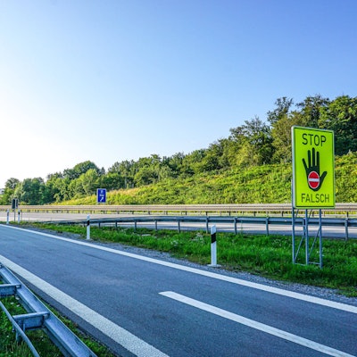 An einer Autobahn stehen Warnschilder für einen eventuellen Geisterfahrer.