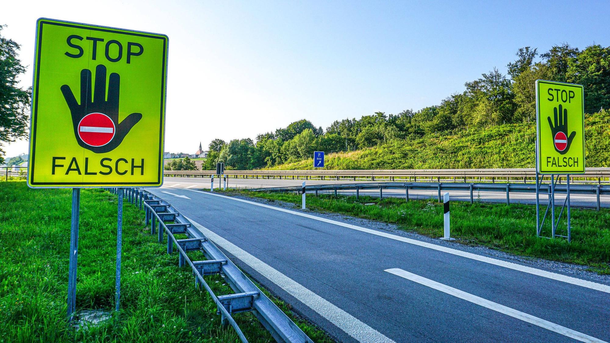 An einer Autobahn stehen Warnschilder für einen eventuellen Geisterfahrer.