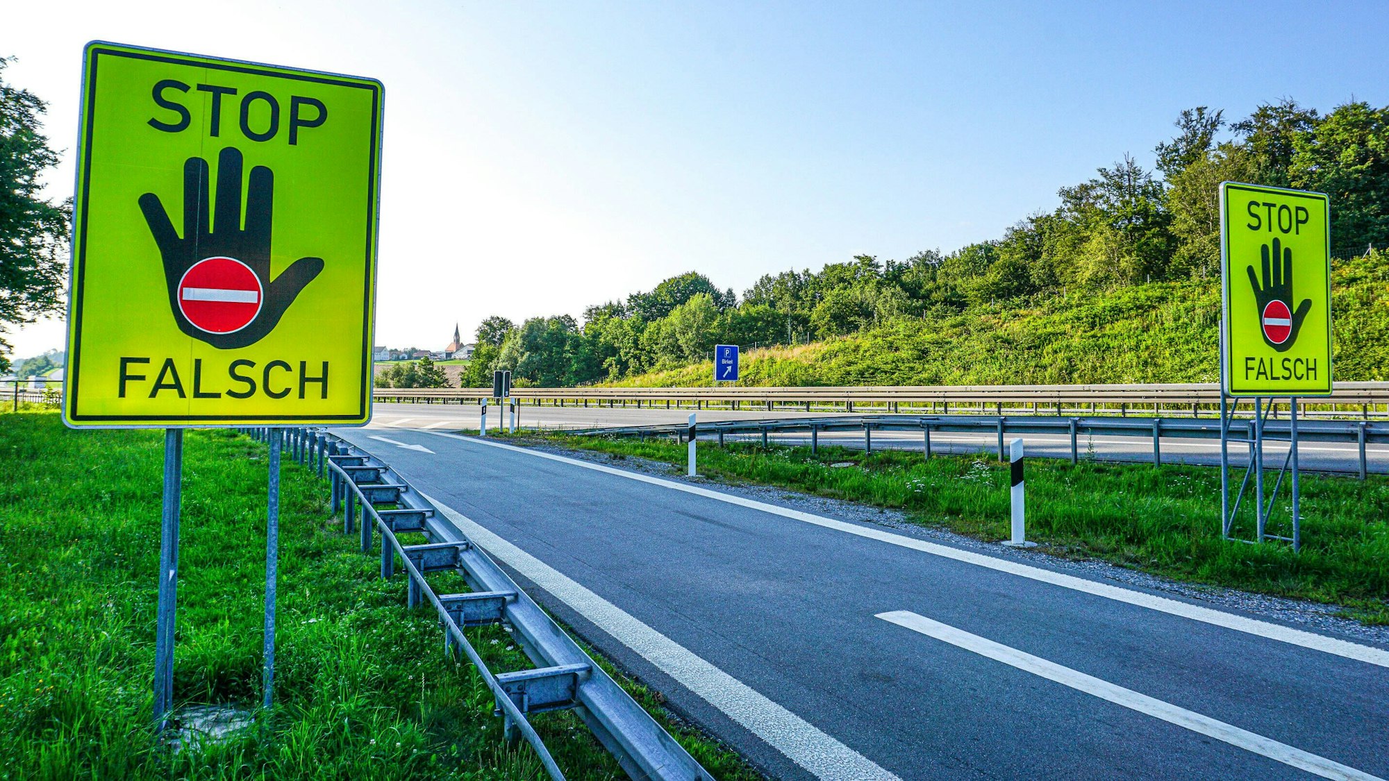 An einer Autobahn stehen Warnschilder für einen eventuellen Geisterfahrer.