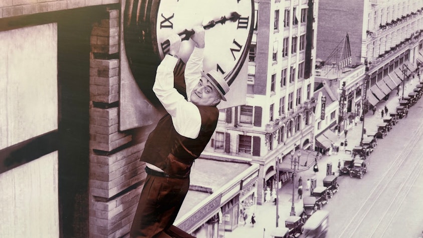 Fotomontage in Herbert Reuls Büro: Der Innenminister wurde in ein Filmplakat des Stummfilms „Ausgerechnet Wolkenkratzer“ montiert.